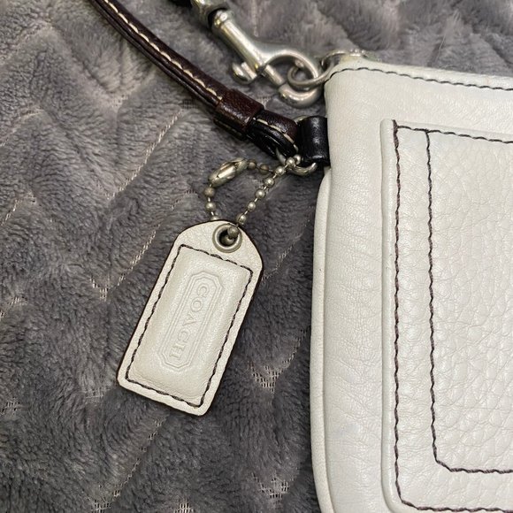 Coach Chelsea Pebbled Leather Wristlet in White and Silver FS6J98 Pouch EUC - Picture 2 of 9